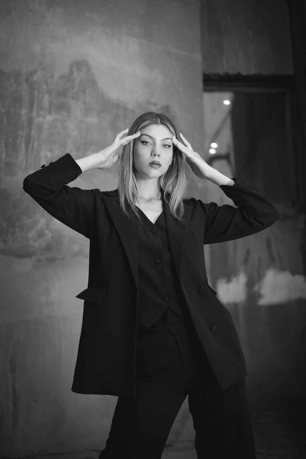 Quels sont les meilleurs types de broches pour rehausser un manteau classique?